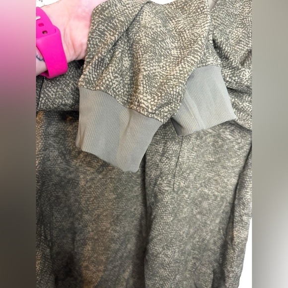 Athleta Zuma Printed Top in Viper Shadow Olive SIZE M        #657857 - Picture 6 of 9